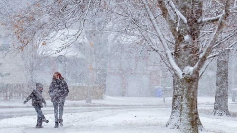 David Wasleske, de 11, juega con la nieve en compañía de su mamá, Deanne Wasleske, en Olathe, Kansas, en medio de la nevada.