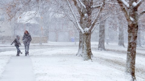 David Wasleske, de 11, juega con la nieve en compañía de su mamá, Deanne Wasleske, en Olathe, Kansas, en medio de la nevada.