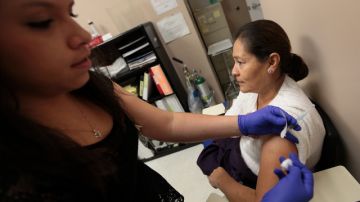 Blanca Camarco recibe una vacuna contra la gripe. Gracias a la reforma el gobierno federal ha destinado fondos para los centro de salud comunitarios  de salud.