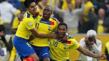 La selección de Ecuador remonta y casi deja fuera de combate a Paraguay en las eliminatorias de Conmebol.