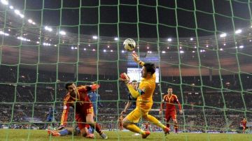 Con gol de Pedro, España vence a Francia en el Stade de France y recupera su camino a Brasil 2014.