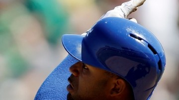 Carl Crawford observa la trayectoria de la bola que lleva su primer jonrón con los Dodgers. Fue en el tercer inning del juego de ayer.