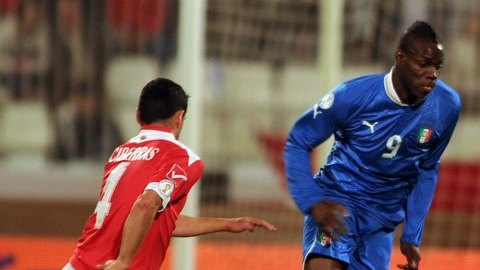 Mario Balotelli fue el autor de las dos anotaciones de la selección italiana
