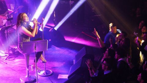 Alrededor de mil personas que lograron entrar al concierto de Thalía en Chicago.