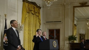 Obama asistió ayer a una ceremonia de ciudadanía para soldados, en la Casa Blanca.