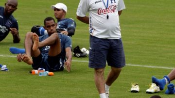 El técnico Luis Fernando Suárez camina observando a los jugadores hondureños durante la práctica en territorio panameño.