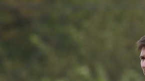 Messi (izq.) camina por  en una práctica  de la albiceleste.