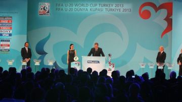 Jerome Valcke (centro), secretario general de la FIFA, habla durante el sorteo para el Mundial de Turquía.