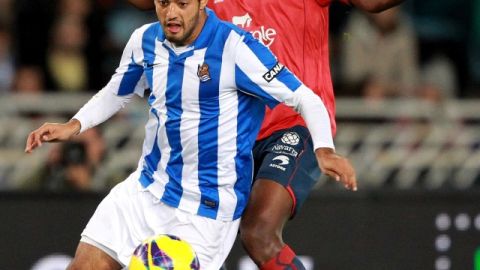 Carlos Vela (izq.) quiere  olvidar su pasado.