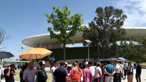Cientos de personas  hacen fila alrededor del Omnilife para adquirir su boleto para el Chivas-América.