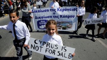 Estudiantes sostienen pancartas en las que se lee "Chipre no está a la venta" durante un desfile por el Día de la Independencia de Grecia, ayer en Limassol.  Varias manifestaciones se realizaron el domingo pidiendo salvar a Chipre.
