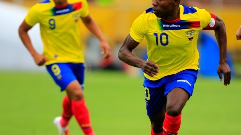 Walter Ayoví (centro) maniobra el balón ante el asedio del salvadoreño  Dustin Corea (der.). Ecuador se impuso  5-0 en amistoso  y hoy recibe al difícil Paraguay en choque válido por las eliminatoria al Mundial de Brasil 2014..