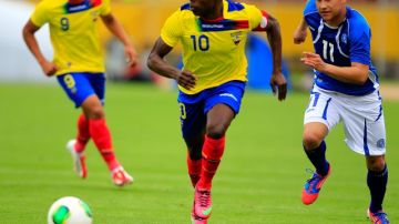 Walter Ayoví (centro) maniobra el balón ante el asedio del salvadoreño  Dustin Corea (der.). Ecuador se impuso  5-0 en amistoso  y hoy recibe al difícil Paraguay en choque válido por las eliminatoria al Mundial de Brasil 2014..