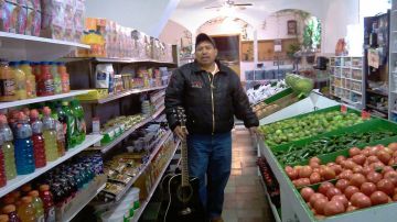 Simón Aquino muy orgulloso en su tienda de abarrotes en el barrio de La Villita