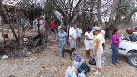 Afectados por los incendios son apoyados con alimentos.