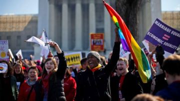 Activistas por los derechos civiles de los gays, cantan frente al Tribunal supremo en Washington.