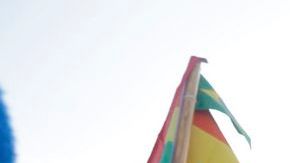 Ciudadanos a favor -como en la foto- y en contra del matrimonio entre personas del mismo sexo se dieron cita hoy frente al Supremo.