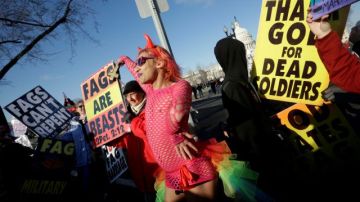 La drag queen "Qween Amor" (c) baila al ritmo de la canción "It's Raining Men" a las puertas del Tribunal Supremo, en Washington DC.