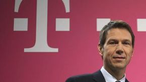 Rene Obermann, presidente de Deutsche Telekom,  y su director financiero, Timotheus Hoettges (derecha) en una conferencia de prensa.
