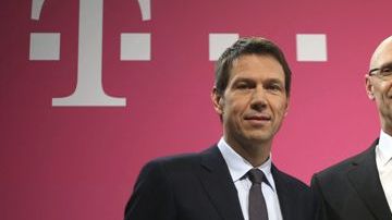 Rene Obermann, presidente de Deutsche Telekom,  y su director financiero, Timotheus Hoettges (derecha) en una conferencia de prensa.
