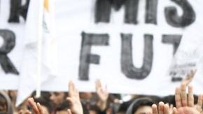 Estudiantes chipriotas se manifiestan frente al Parlamento en Nicosia, Chipre, hoy, martes, 26 de marzo de 2013, la primera gran manifestación contra la troika (Comisión Europea, Banco Central Europeo y Fondo Monetario Internacional).