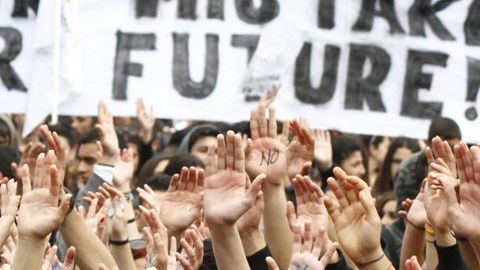 Estudiantes chipriotas se manifiestan frente al Parlamento en Nicosia, Chipre, hoy, martes, 26 de marzo de 2013, la primera gran manifestación contra la troika (Comisión Europea, Banco Central Europeo y Fondo Monetario Internacional).