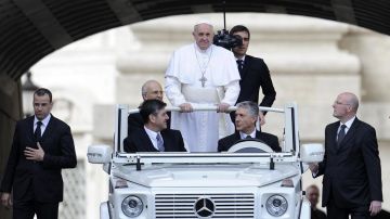 El Papa Francisco eligió como 'Papamóvil' al Mercedes Benz Clase G, desarrollado sobre la base del G500 y donado al Estado Vaticano en 2007.
