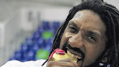Renaldo Balkman con José Barea, celebrando la medalla de oro para Puerto Rico en los Juegos Panamericanos 2011.