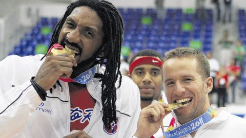 Renaldo Balkman con José Barea, celebrando la medalla de oro para Puerto Rico en los Juegos Panamericanos 2011.