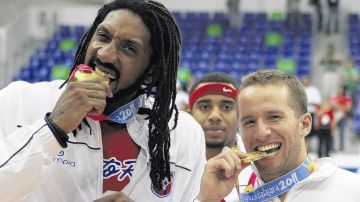 Renaldo Balkman con José Barea, celebrando la medalla de oro para Puerto Rico en los Juegos Panamericanos 2011.
