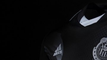 Las Chivas del Guadalajara lanzaron su tercer uniforme y apostaron por el negro