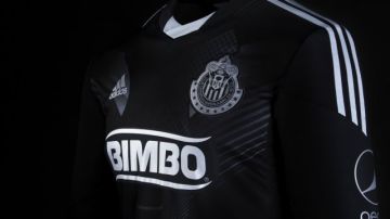 Las Chivas del Guadalajara lanzaron su tercer uniforme y apostaron por el negro