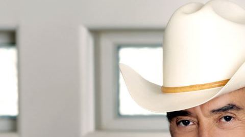 El cantante y productor guiará a los participantes de la segunda temporada de "Quiero ser grupero" en Azteca America.