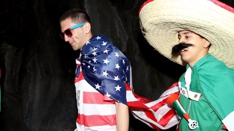 Aficionados de Estados Unidos y México se cruzan antes de ingresar al Estadio Azteca, ambos se muestran distantes.