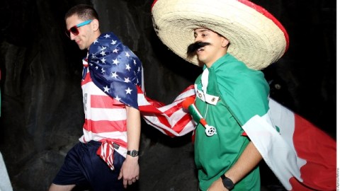Aficionados de Estados Unidos y México se cruzan antes de ingresar al Estadio Azteca, ambos se muestran distantes.