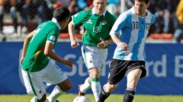 El astro argentino Lionel Messi (der.) maniobra el balón  ante la marca de  los jugadores  bolivianos Walter Veizaga (izq.) y  Alejandro Chumacero.