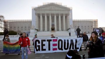 Activistas y gente común de ambos lados de la controversia sobre el matrimonio gay estuvieron protestando ayer frente al Tribunal Supremo en Washington, D.C.