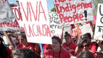 Cientos de personas de todas las edades, participaron en una marcha en honor a César Chávez y la causa migratoria, en California.