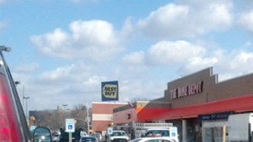 El estacionamiento de Home Depot en Queens, lugar donde han multado a   varios jornaleros que  buscaban empleo.
