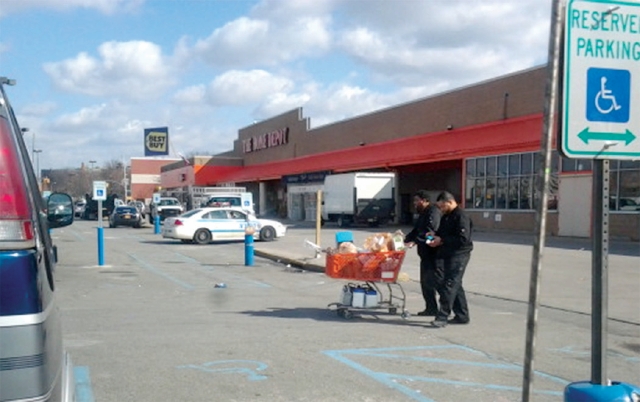 El estacionamiento de Home Depot en Queens, lugar donde han multado a   varios jornaleros que  buscaban empleo.