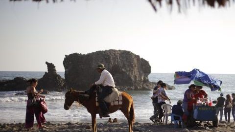 Salvadoreños visitan la playa "El Tunco" hoy en La Libertad, a unos 41 kms. al oeste de San Salvador.