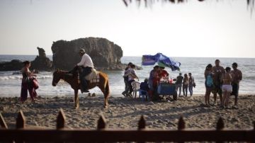 Salvadoreños visitan la playa "El Tunco" hoy en La Libertad, a unos 41 kms. al oeste de San Salvador.