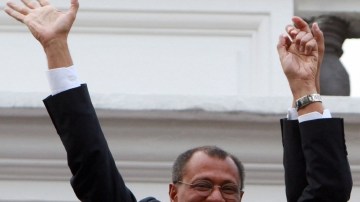 El presidente de Ecuador, Rafael Correa (der.) y su compañero de fórmula a la vicepresidencia, Jorge Glass, celebraron su triunfo electoral el pasado 17 de febrero.