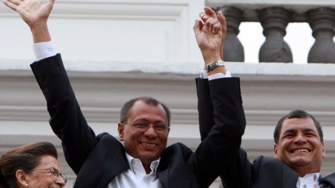 El presidente de Ecuador, Rafael Correa (der.) y su compañero de fórmula a la vicepresidencia, Jorge Glass, celebraron su triunfo electoral el pasado 17 de febrero.