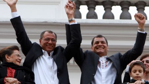 El presidente de Ecuador, Rafael Correa (der.) y su compañero de fórmula a la vicepresidencia, Jorge Glass, celebraron su triunfo electoral el pasado 17 de febrero.