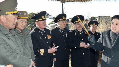El líder norcoreano Kim Jong-un (d) dando instrucciones durante una inspección a ejercicios terrestres del Ejército en la costa este de Corea del Norte.