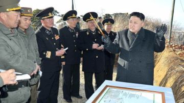 El líder norcoreano Kim Jong-un (d) dando instrucciones durante una inspección a ejercicios terrestres del Ejército en la costa este de Corea del Norte.