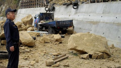 Las autoridades intentan llegar a zonas montañosas, donde estiman que se pudieron registrar mayores daños.