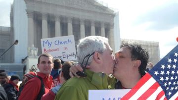 Dorson Henkin (iz) y Victor Hall (d), se besan  frente al edificio de la Corte Suprema de los Estados Unidos en Washington, DC.