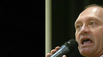 Wallin también compró una pequeña tienda de videos y juguetes eróticos en el poblado cercano de North Haven, llamada Land of Oz & Dorothy's Place.